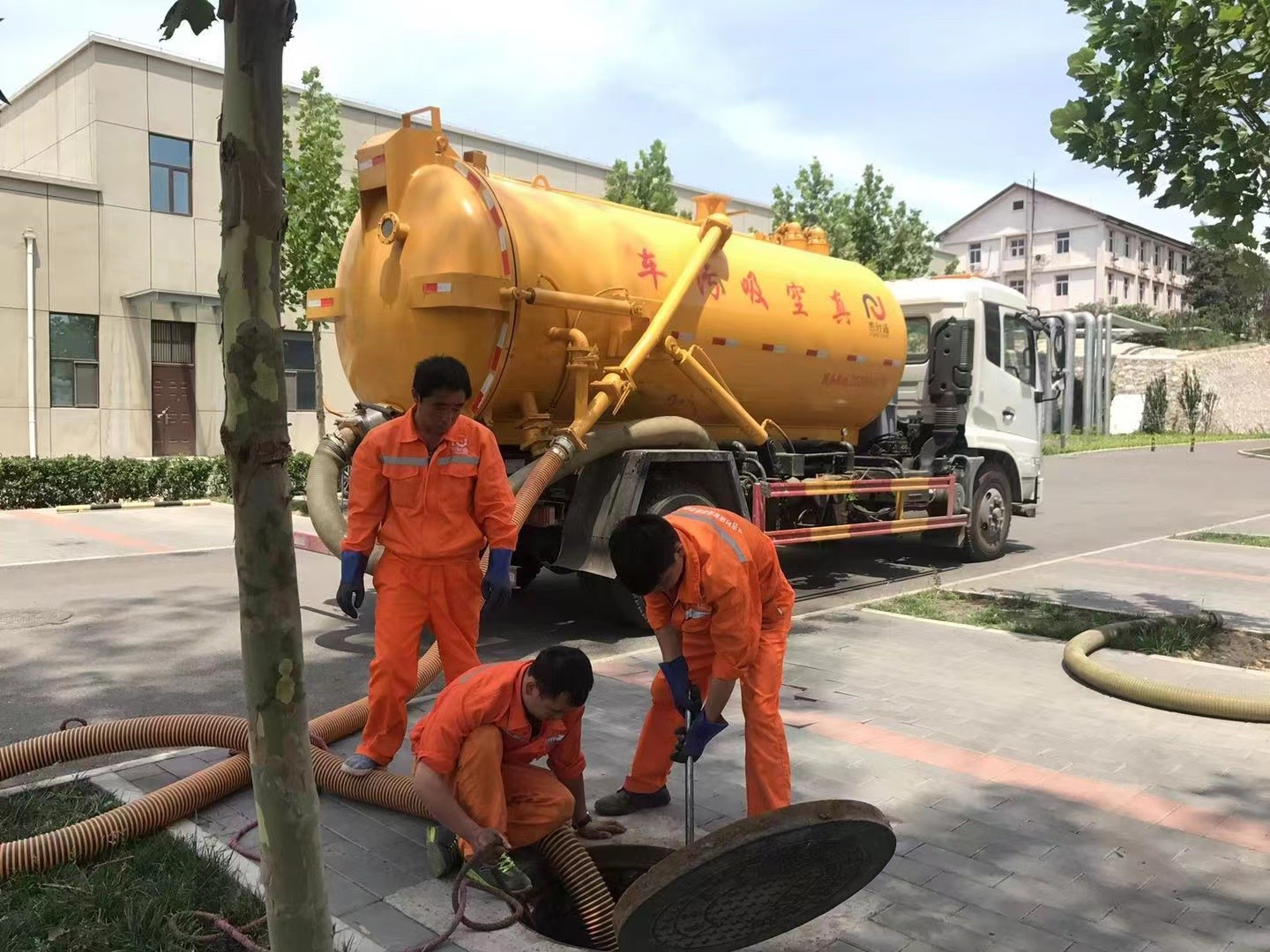 冷水江管道疏通车停在窨井附近