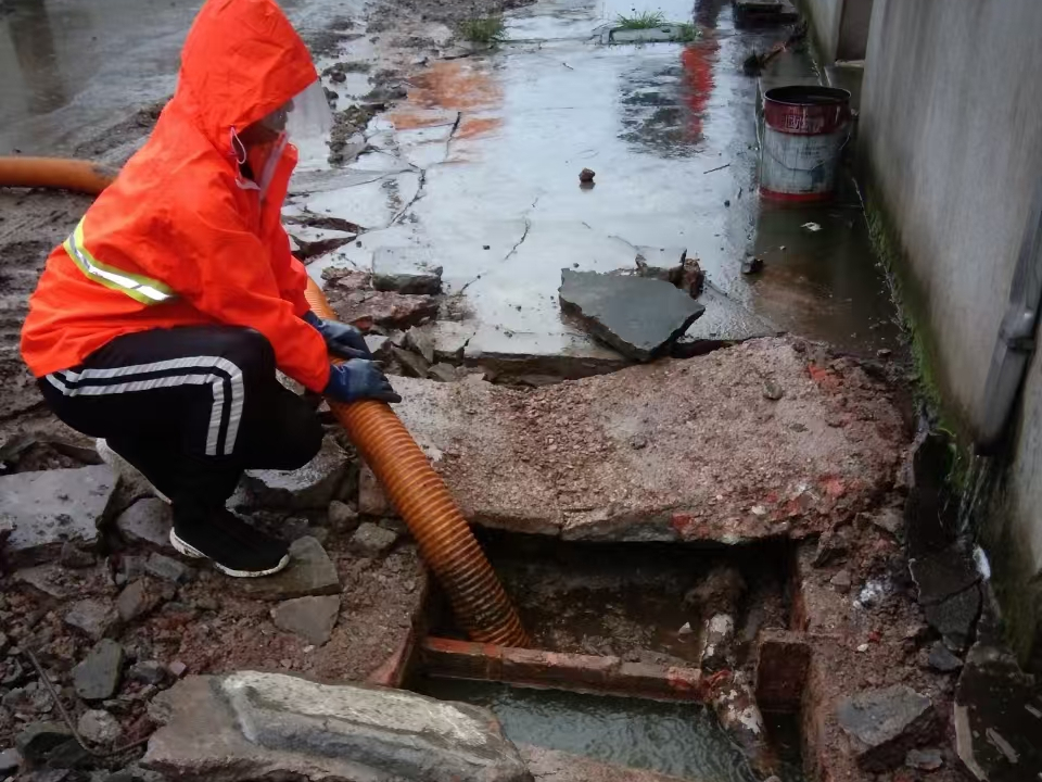 冷水江专业清理污水池 炜誉市政以规范流程守护城市 “肠道”