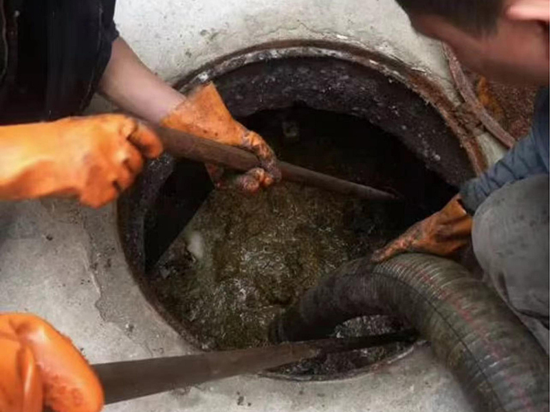 冷水江清理化粪池时如何避免沼气的危害?